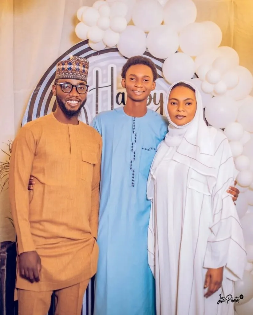 Hotunan Mawaki Ali Jita Da Matarsa Na Murnar Cika Shekara (16) Da Yin Aure Suna Tare Screenshot 20250207 170524 VidMate