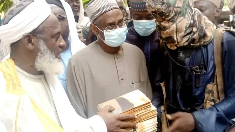 Sheikh Ahmad Gumi Biography: Age, Tribe, Family, Career & The Bandit Controversy Sheikh Ahmad Gumi negotiating with a member of Bandit terrorist, Handling them Islamic books to repent. Photo credit: BBC